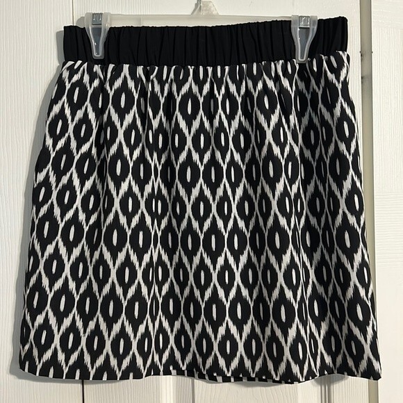 PINS AND NEEDLES Urban Outfitters Size Medium Black White Ikat Pull On Skirt - Picture 1 of 6